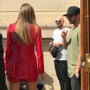 Heidi Klum fait une pause cigarette avec des collègues et avec Tom Kaulitz sur le tournage de 'America's Got Talent' à Pasadena. Le 25 mars 2018