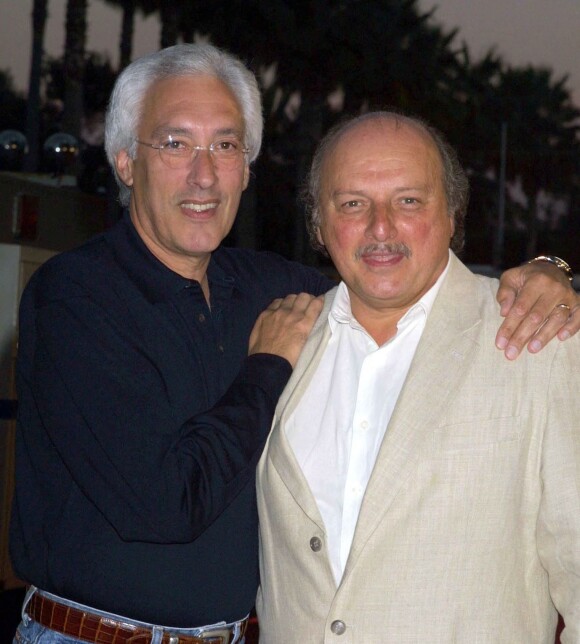 Steven Bochco et Dennis Frantz lors de la soirée pour la série New York Police Blues en 2002