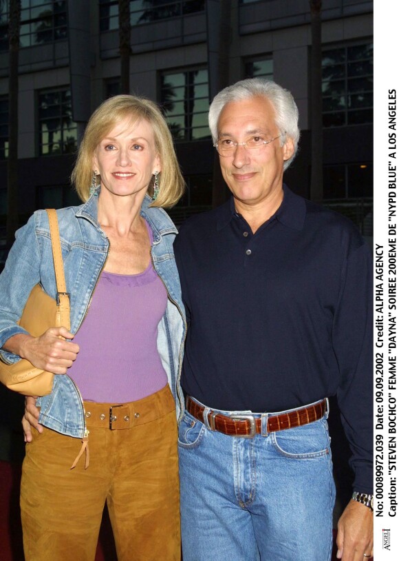 Steven Bochco et sa femme Dayna lors de la soirée pour la série New York Police Blues en 2002