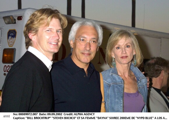 Steven Bochco, Bill Brochtrup et Dayna Bochco lors de la soirée pour la série New York Police Blues en 2002