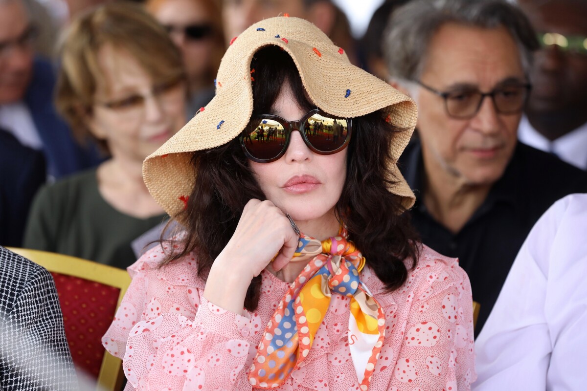 Photo Exclusif Isabelle Adjani (top Giambattista Valli, bague Fadia Otte, de soleil