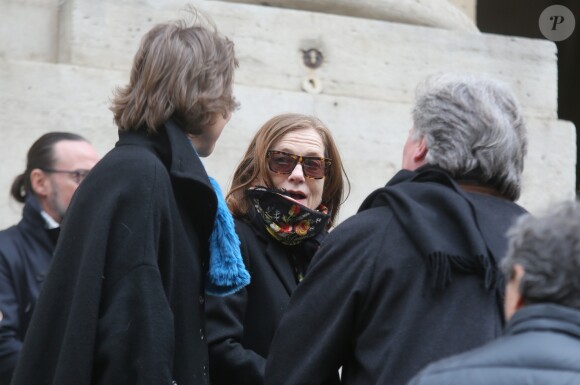 Isabelle Huppert - Sorties des obsèques de Stéphane Audran en l'église Saint-Roch à Paris. Le 3 avril 2018