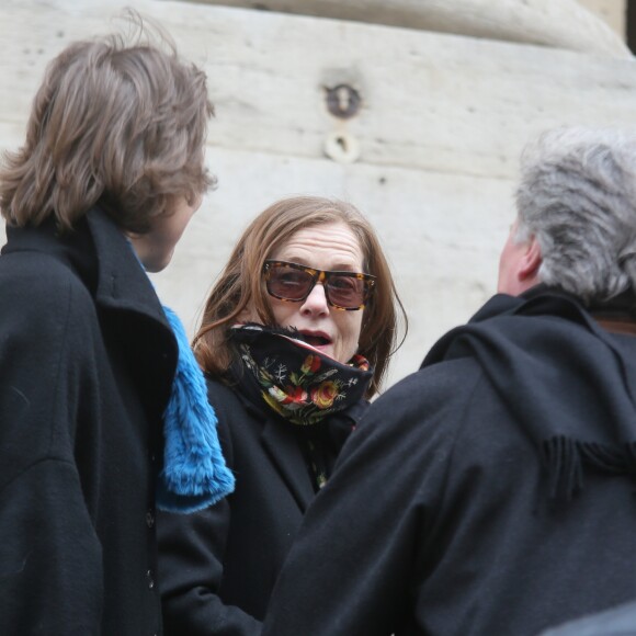 Isabelle Huppert - Sorties des obsèques de Stéphane Audran en l'église Saint-Roch à Paris. Le 3 avril 2018