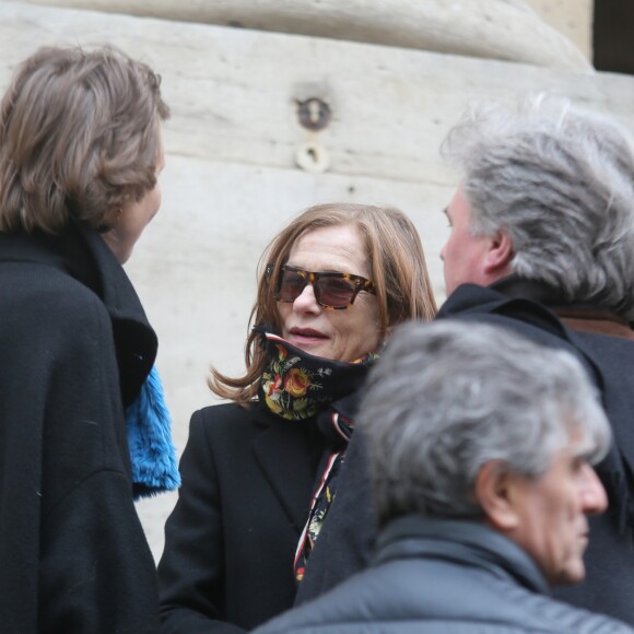 Isabelle Huppert - Sorties des obsèques de Stéphane Audran en l'église Saint-Roch à Paris. Le 3 avril 2018