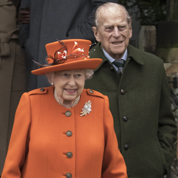 Le prince Philip, duc d'Edimbourg, avec la reine Elizabeth II lors de la messe de Noël le 25 décembre 2017 à Sandringham.