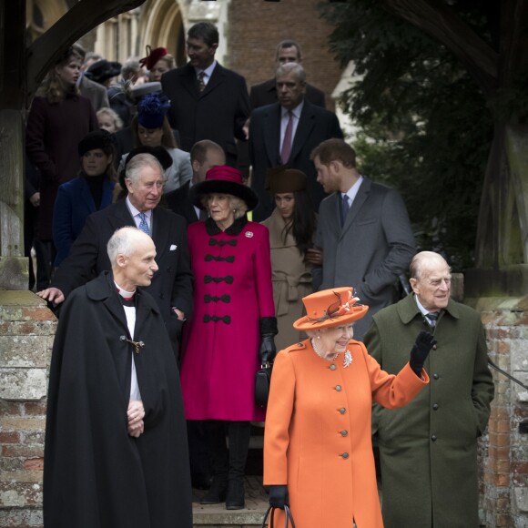 Le prince Philip, duc d'Edimbourg, avec la reine Elizabeth II lors de la messe de Noël le 25 décembre 2017 à Sandringham.