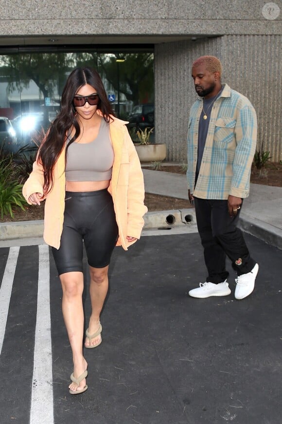 Exclusif - Kanye West et sa femme Kim Kardashian passent la journée ensemble à Calabasas. Kanye West arbore une couleur de cheveux blond/rose! Le 19 mars 2018