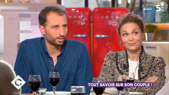 Arié Elmaleh et Barbara Schulz sur le plateau de l'émission C à vous le 4 avril 2018