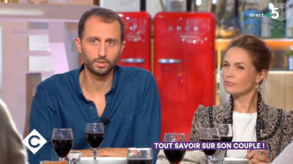Arié Elmaleh et Barbara Schulz sur le plateau de l'émission C à vous le 4 avril 2018