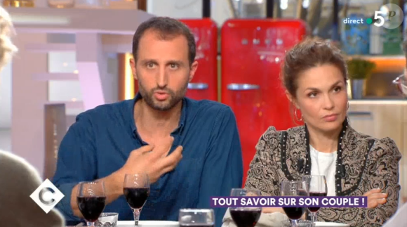 Arié Elmaleh et Barbara Schulz sur le plateau de l'émission C à vous le 4 avril 2018