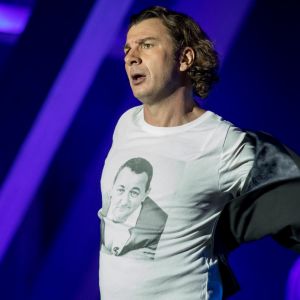 Exclusif - Michaël Youn avec un T-Shirt Coluche lors de l'enregistrement de l'émission "Les Enfoirés Kids" au Zénith d'Aix le 19 novembre 2017 © Cyril Moreau / Bestimage