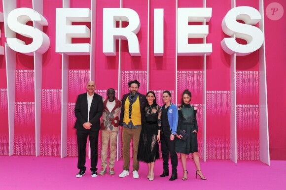 Harlan Coben, le président du jury du festival, Michael Kenneth Williams, Cristobal Tapia De Veer, Melisa Sözen, Audrey Fouché et Paula Beer sur le Pink Carpet lors du premier festival CanneSéries pour la présentation des séries "Killing Eve" et "When Heroes Fly", à Cannes, le 8 avril 2018.© Bruno Bebert/Bestimage
