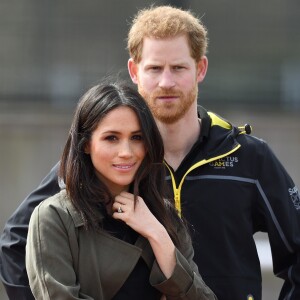 Meghan Markle et le prince Harry à l'Université de Bath le 6 avril 2018 pour une rencontre avec les athlètes de la délégation britannique pour les 4e Invictus Games lors de leur entraînement.