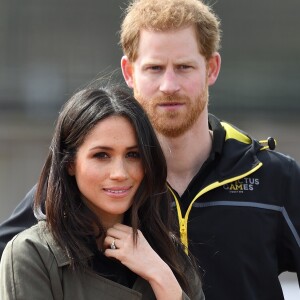 Meghan Markle et le prince Harry à l'Université de Bath le 6 avril 2018 pour une rencontre avec les athlètes de la délégation britannique pour les 4e Invictus Games lors de leur entraînement.