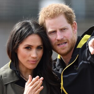 Meghan Markle et le prince Harry à l'Université de Bath le 6 avril 2018 pour une rencontre avec les athlètes de la délégation britannique pour les 4e Invictus Games lors de leur entraînement.