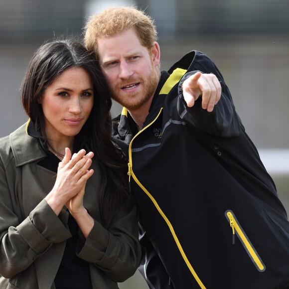 Meghan Markle et le prince Harry à l'Université de Bath le 6 avril 2018 pour une rencontre avec les athlètes de la délégation britannique pour les 4e Invictus Games lors de leur entraînement.