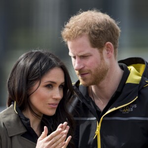 Meghan Markle et le prince Harry à l'Université de Bath le 6 avril 2018 pour une rencontre avec les athlètes de la délégation britannique pour les 4e Invictus Games lors de leur entraînement.