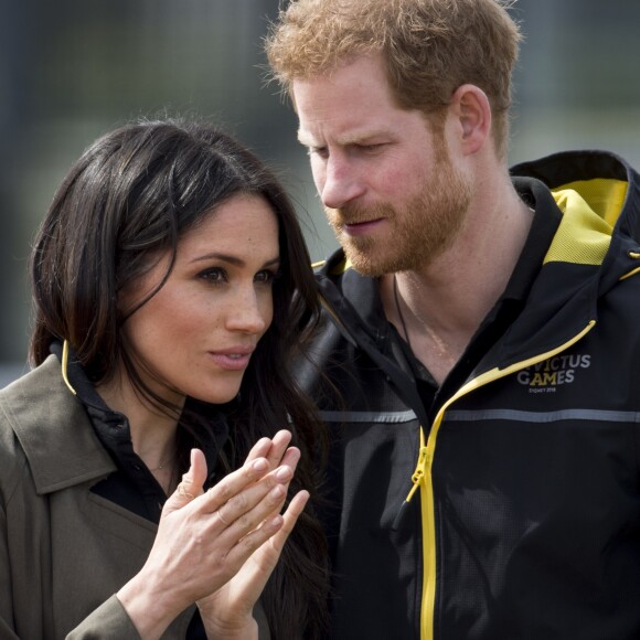 Meghan Markle et le prince Harry à l'Université de Bath le 6 avril 2018 pour une rencontre avec les athlètes de la délégation britannique pour les 4e Invictus Games lors de leur entraînement.