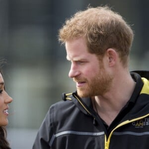 Meghan Markle et le prince Harry à l'Université de Bath le 6 avril 2018 pour une rencontre avec les athlètes de la délégation britannique pour les 4e Invictus Games lors de leur entraînement.