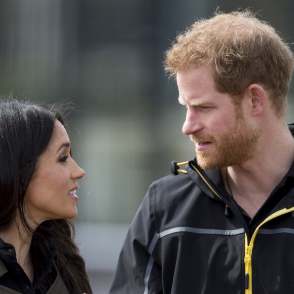 Meghan Markle et le prince Harry à l'Université de Bath le 6 avril 2018 pour une rencontre avec les athlètes de la délégation britannique pour les 4e Invictus Games lors de leur entraînement.