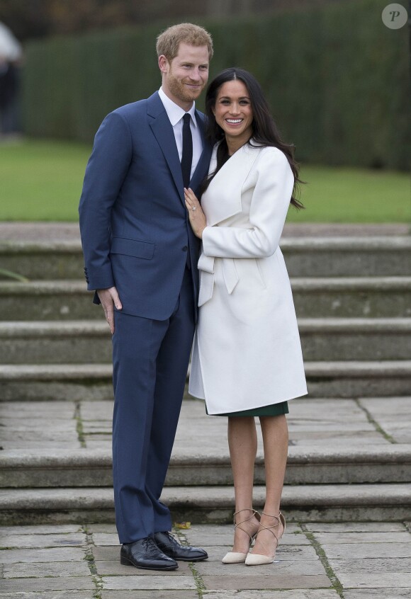 Le prince Harry et Meghan Markle posant devant la presse au palais de Kensington après l'annonce de leur mariage au printemps 2018 à Londres le 27 novembre 2017.