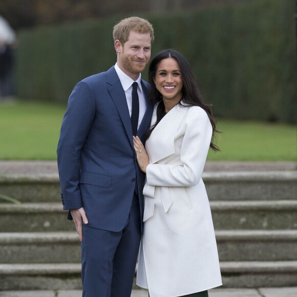 Le prince Harry et Meghan Markle posant devant la presse au palais de Kensington après l'annonce de leur mariage au printemps 2018 à Londres le 27 novembre 2017.