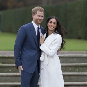 Le prince Harry et Meghan Markle posant devant la presse au palais de Kensington après l'annonce de leur mariage au printemps 2018 à Londres le 27 novembre 2017.