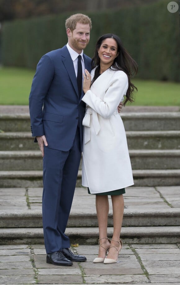 Le prince Harry et Meghan Markle posant devant la presse au palais de Kensington après l'annonce de leur mariage au printemps 2018 à Londres le 27 novembre 2017.