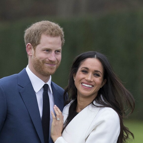 Le prince Harry et Meghan Markle posant devant la presse au palais de Kensington après l'annonce de leur mariage au printemps 2018 à Londres le 27 novembre 2017.