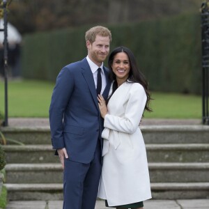 Le prince Harry et Meghan Markle posant devant la presse au palais de Kensington après l'annonce de leur mariage au printemps 2018 à Londres le 27 novembre 2017.