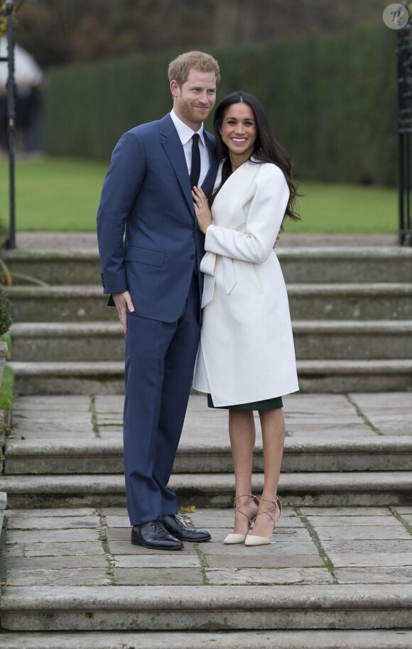 Le prince Harry et Meghan Markle posant devant la presse au palais de Kensington après l'annonce de leur mariage au printemps 2018 à Londres le 27 novembre 2017.