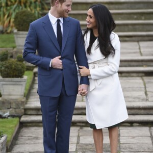 Le prince Harry et Meghan Markle posant devant la presse au palais de Kensington après l'annonce de leur mariage au printemps 2018 à Londres le 27 novembre 2017.