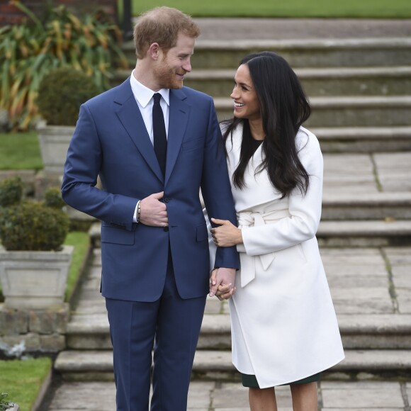 Le prince Harry et Meghan Markle posant devant la presse au palais de Kensington après l'annonce de leur mariage au printemps 2018 à Londres le 27 novembre 2017.