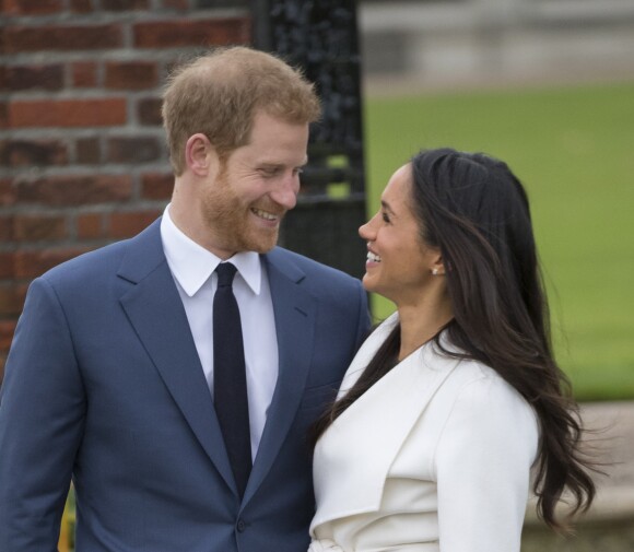 Le prince Harry et Meghan Markle posant devant la presse au palais de Kensington après l'annonce de leur mariage au printemps 2018 à Londres le 27 novembre 2017.