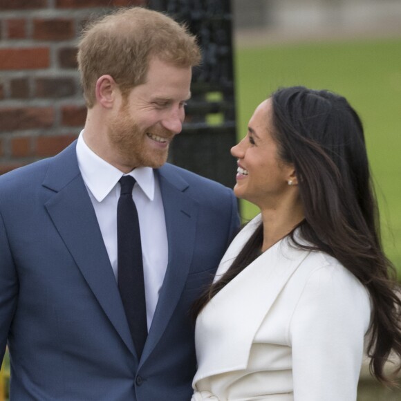 Le prince Harry et Meghan Markle posant devant la presse au palais de Kensington après l'annonce de leur mariage au printemps 2018 à Londres le 27 novembre 2017.