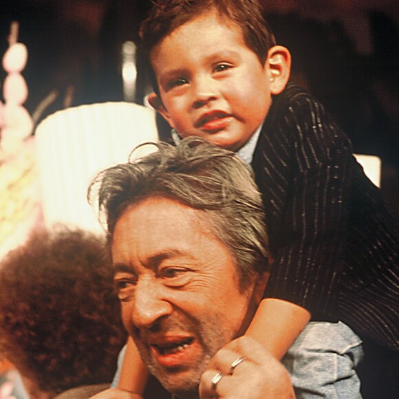 Serge Gainsbourg et son fils Lulu à Paris, le 9 novembre 1988.