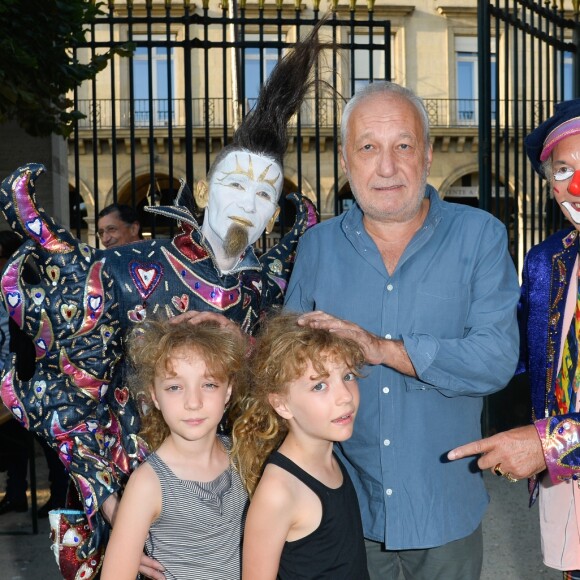 François Berléand avec ses filles les jumelles Lucie et Adèle - Ouverture de la 34e Fête foraine des Tuileries au jardin des Tuileries à Paris, France, le 23 juin 2017. © Coadic Guirec/Bestimage