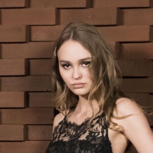 Lily-Rose Depp - Photocall du défilé Collection Métiers d'Art Chanel à la Philharmonie de l'Elbe à Hambourg en Allemagne le 6 décembre 2017. © Olivier Borde/Bestimage