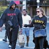 Khloe Kardashian (enceinte) et son compagnon Tristan Thompson se baladent avec des amis dans les rues de Cleveland, le 1er octobre 2017