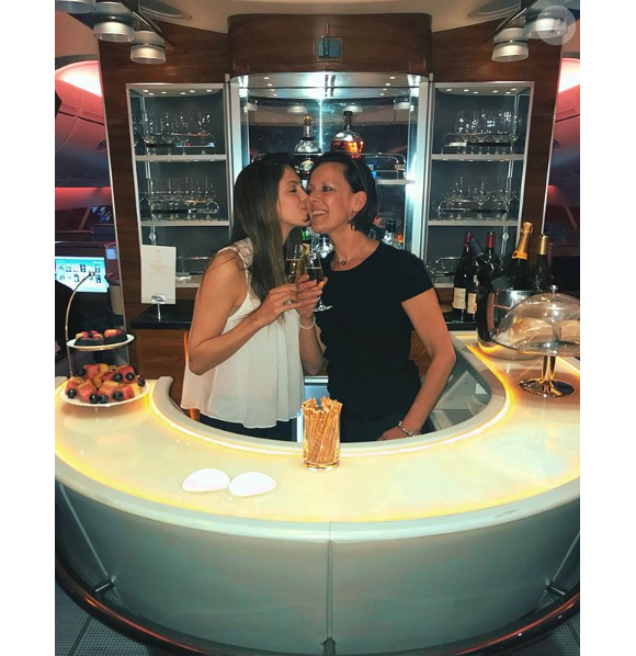 Iris Mittenaere et sa mère en direction du Dubaï, le 11 avril 2018.