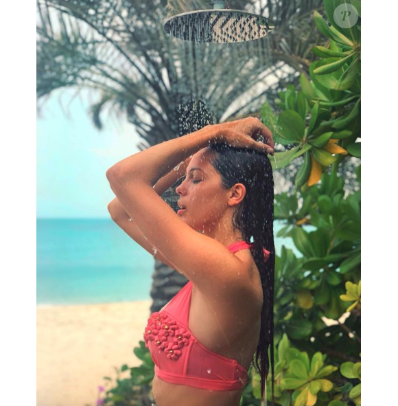 Iris Mittenaere pose en bikini à Dubaï (avril 2018)