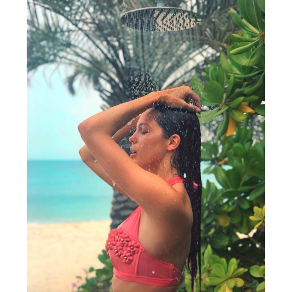 Iris Mittenaere pose en bikini à Dubaï (avril 2018)