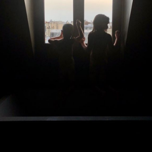 Marc-Olivier Fogiel partage une photo de Mila et Lily dans leur bain, avril 2018