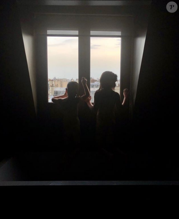 Marc-Olivier Fogiel partage une photo de Mila et Lily dans leur bain, avril 2018
