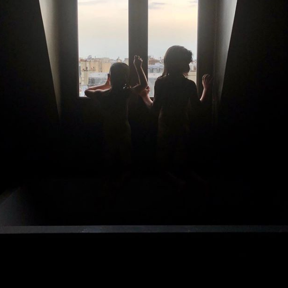 Marc-Olivier Fogiel partage une photo de Mila et Lily dans leur bain, avril 2018