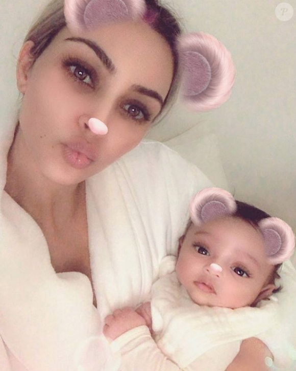 Kim Kardashian présente sa fille Chicago, née par mère porteuse le 15 janvier 2018.