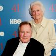 George H.W. Bush et sa femme Barbara Bush lors de la projection de "41", le premier documentaire sur la vie de l'ancien président américain. New York le 13 juin 2012.
