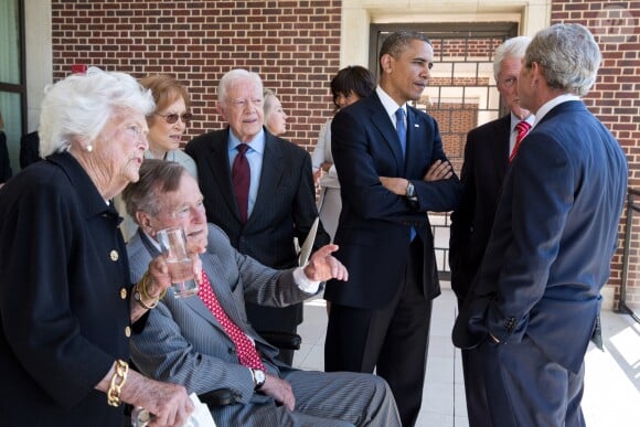 Barack Obama discute avec d'anciens présidents dont George H.W. Bush accompagné de sa femme Barbara Bush à Dallas, le 25 avril 2013