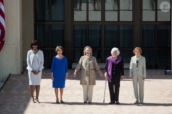 Michelle Obama, Laura Bush, Hillary Rodham Clinton, Barbara Bush et Rosalynn Carter lors de l'inauguration de la George W. Bush Presidential Library and Museum sur le campus de la Southern Methodist University à Dallas, le 25 avril 2013
