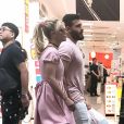 Exclusif - Britney Spears en vacances au Japon se promène avec son compagnon Sam Asghari à Osaka le 8 juin 2017.